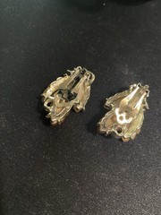 VTG CREAMY BEIGE THERMOSET LUCITE LAYERED LEAVES CLIP-ON EARRINGS ~ 1 1/4″
