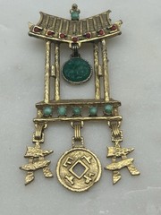 Vintage Juliana D&E Book Piece Gong Stand Pendant Necklace