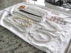LOT OF 17 PIECES OF VINTAGE COSTUME JEWELRY NECKLACES & BRACELETS ALL WEARABLE