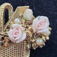 Golden Picnic Basket Pin w Pink Porcelain Roses & Faux Pearls VTG 1990’s 1.25″