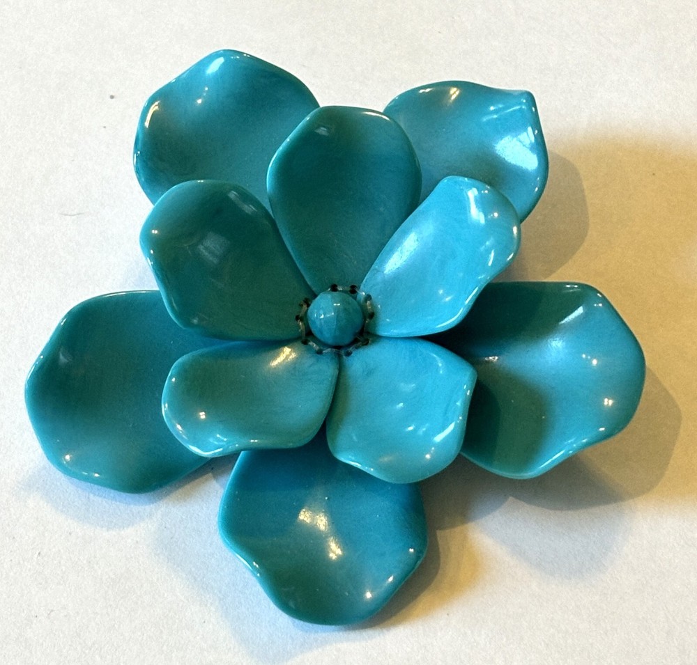 Cute Vintage Unmarked Blue Plastic Flower Pin 3.5″ in Diameter