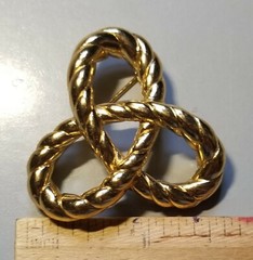 Vintage Goldtone Signed CROWN TRIFARI Knotted Rope Brooch Pin