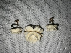Vintage Lisner Brooch Screw Back Earrings Cream White Roses Gold