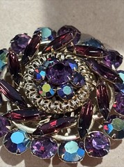 VTG UNSIGNED Round Peacock Blue Aurora Borealis Iridescent Rhinestone Brooch, 2”