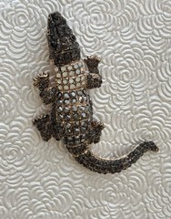 Vintage Alligator vintage style brooch gold tone metal