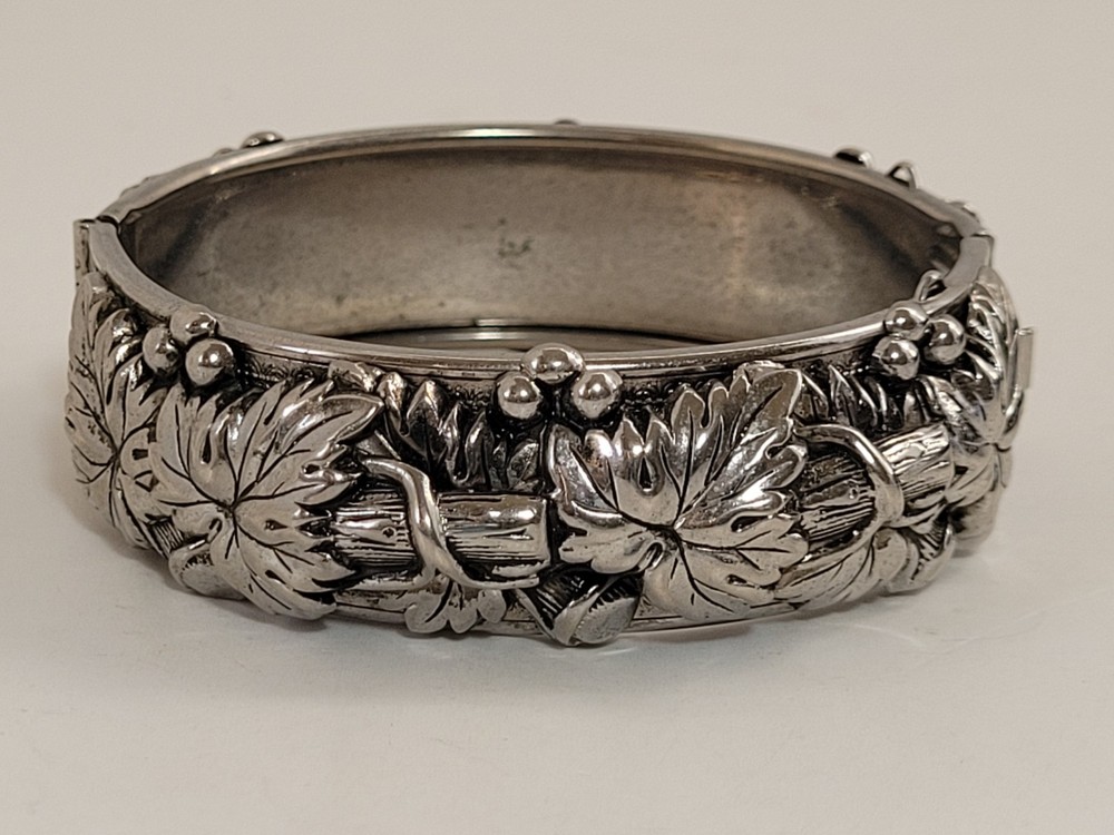Vintage Silver Tone Repousse Grape Leaves Vine Bangle Bracelet Jewelry Hinged