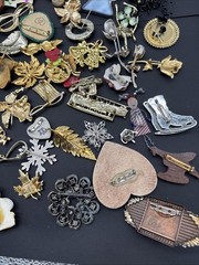Lot Of 140 Brooches Pins – Many Signed – Silver Gold Tone Wholesale Resell J108a