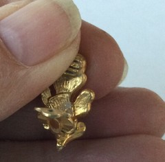 Signed Mimi D N Mimi Di Nascemi Clip On Earrings Textured Gold Tone Leaves