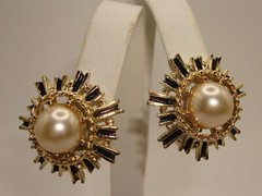 VINTAGE 1970-80’S ERA BLACK ENAMEL & FAUX PEARL BROOCH & EARRINGS SET!