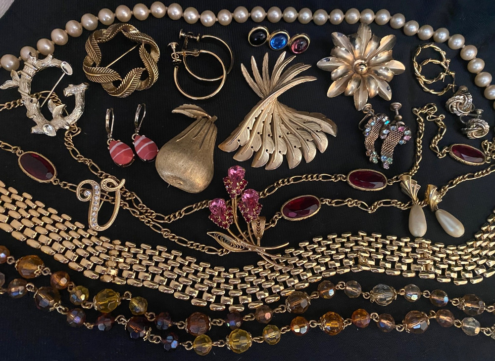 LOT ESTATE VINTAGE JEWELRY SOME SIGNED JOAN RIVERS 1928 NAPIER & MORE
