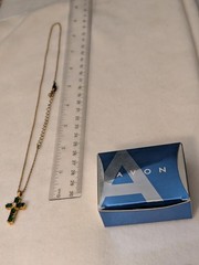 Avon 2003 Green Stones Cross Pendant Gold Tone 18 ” Necklace. Vintage