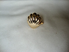 VTG 1970s SCALLOPED SEASHELL GOLD TONE HINGED W/ SAFETY CATCH DRESS/SCARF CLIP