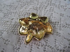 TONA RED/ORANGE GOLD TONE FLOWER BROOCH VINTAGE MADE USA