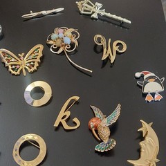 Lot of 26 Vintage Estate Jewelry Costume Brooches Pin Brooch Mix Metal