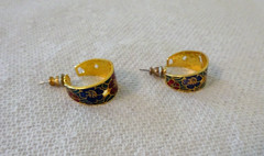 VINTAGE GOLD TONE FLORAL CLOISONNE ENAMEL HOOP PIERCED EARRINGS