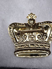 Vtg gold tone fleur de lis filigree Crown Pin