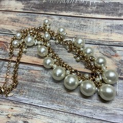 Modern Faux pearl and rhinestone beaded Avon necklace in gold tone metal