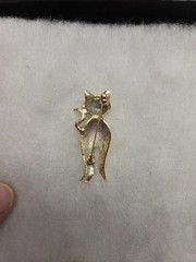 Vtg gold tone standing cat Pin