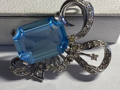 Fancy SMITHSONIAN Museum Sky Blue Glass Crystal Silver Tone Pendant Necklace