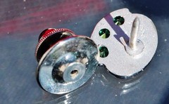 14k multi tone gold 0.24ct Treated Emerald service pin vintage 3.3gr