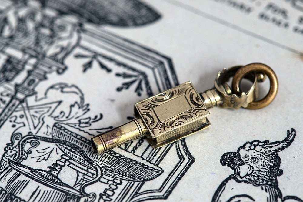 TINY ANTIQUE GEORGIAN ENGLISH 15K GOLD BOOK WATCH KEY CHARM PENDANT c1810