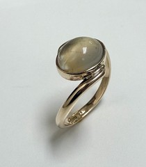 Vintage European 9K Gold Oval Cboachon Moonstone Cat’s Eye Woman’s Ring Size 7.5