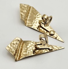 Vintage Crown Trifari Abstract Hammered Gold Tone Clip On Earrings Modernist