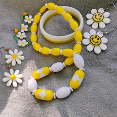 Vintage Daisy White And Yellow Jewelry Lot Of 5 Avon And Unbranded READ