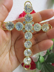 ANTHONY ATTRUIA Signed CROSS BROOCH Crystal/RHINESTONE 3.75″ Retro Religious Vtg