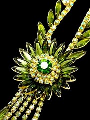 1962 JULIANA D&E EMERALD RHINESTONE MEDALLION DANGLES NECKLACE EARRINGS SET BOOK