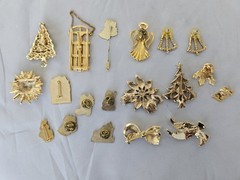 Christmas Brooches Pin Earrings Lot Enamel Avon Gerrys JJ Vtg Holiday Lot Of 19