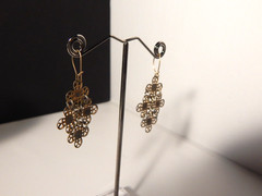 Vintage Boho Daisy Dangle Earrings Gold Tone Pierced wire Hippie Mod 2″ NICE