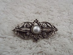 Silvertone Rhinestone White Bead Pin (H17)