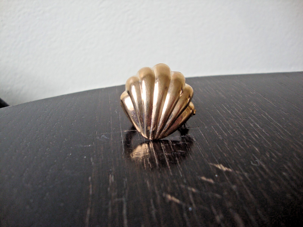 VTG 1970s SCALLOPED SEASHELL GOLD TONE HINGED W/ SAFETY CATCH DRESS/SCARF CLIP