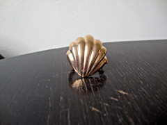 VTG 1970s SCALLOPED SEASHELL GOLD TONE HINGED W/ SAFETY CATCH DRESS/SCARF CLIP