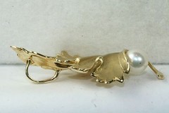 CONTEMPORARY LARGE 14K GOLD MATTE LEAF 8MM PEARL OMEGA PENDANT FOR A NECKLACE