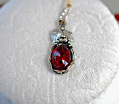 AMBERGRAND POLAND STERLING SILVER BALTIC AMBER GRAPES LEAVES PENDANT. BRAND NEW