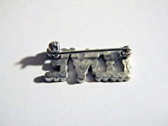 Vintage LOVE Brooch – Textured Silver-Tone Pin, Retro Word Design