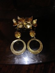 Gold Tone Brooch Pin & Dangle Hoop Earrings Set Black Enamel Round Pearl
