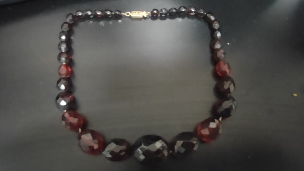 VINTAGE Tested Ruby Red CHERRY 30g AMBER BAKELITE FACETED BEADED 16″ NECKLACE