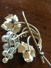 LOVELY KREMENTZ YELLOW GOLD FILLED CULTURED PEARL GRAPE CLUSTER BROOCH PIN