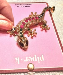 NEW PIPER. K LIZARD BROOCH. Colored Glass Stones. Gold Tone.