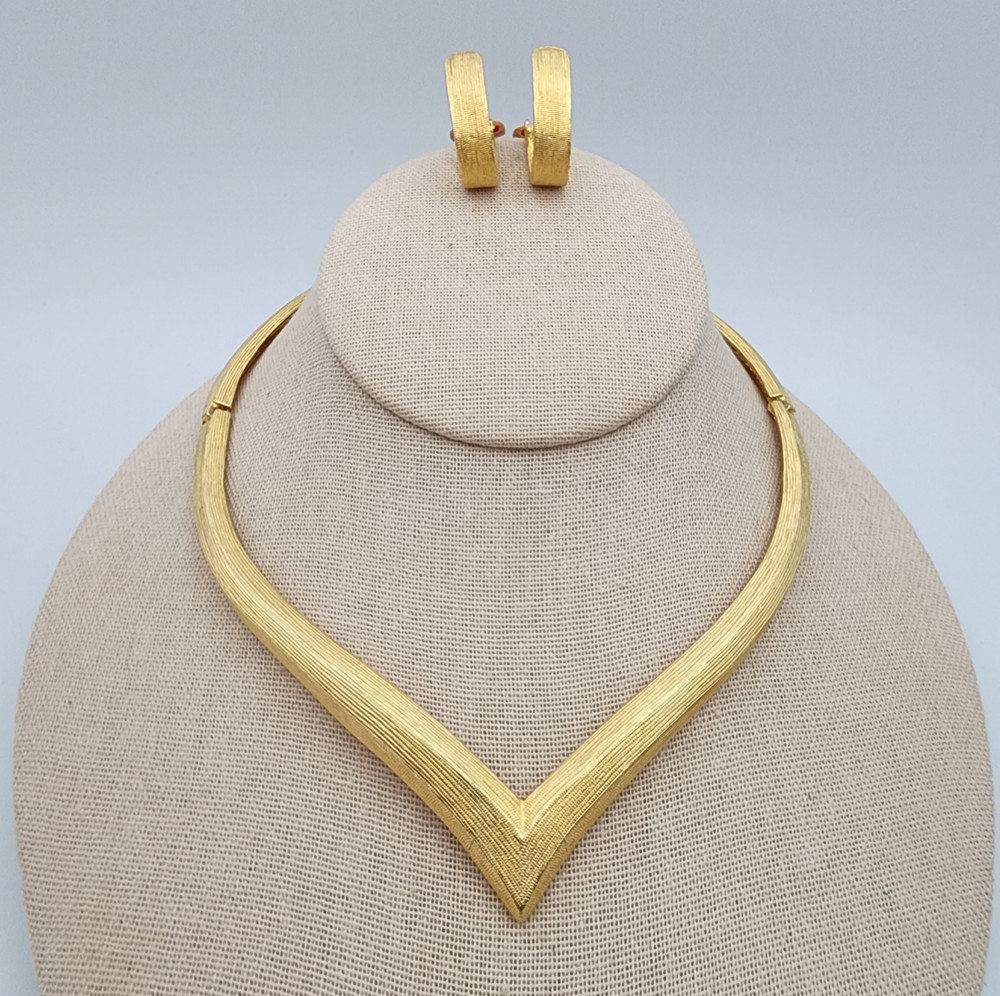 Vtg Les Bernard Chevron Rigid Choker Gold Tone Necklace Clip Earrings Set 80’s