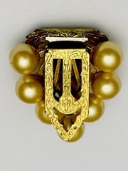 VINTAGE ART DECO PEARLIZED GRAPES METAL LEAVES FUR DRESS CLIP BROOCH