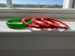 Lot Of 4 Vintage Green Leaf & Marbled Red Daisy Carved Bakelite Bangle Bracelets