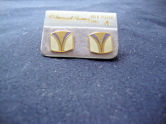 VINTAGE SAMUEL HUANG CLOISONNE EARRINGS WHITE & LAVENDER ENAMEL GOLD FILLED POST