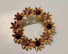 Vintage Gold Tone Daisy Wreath Brooch Purple Pink Rhinestone Flower Pin 1.5″