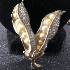 Very Rare vintage ￼Jomaz, for Joseph Mazer, Two Peas in a Pod brooch