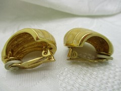 VINTAGE ESTATE JEWELRY ST JONN METAL ENAMEL CREAMY BEIGE SWIRL CLIP ON EARRINGS