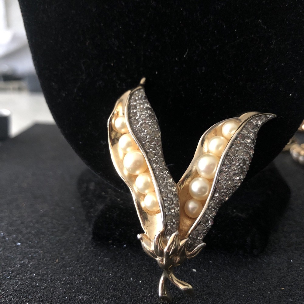Very Rare vintage ￼Jomaz, for Joseph Mazer, Two Peas in a Pod brooch